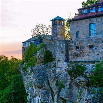 患者没挂上号 医生蹲在地上看CT片